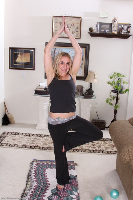 Plus de 30 chances féminines devient nue tout en faisant du yoga
