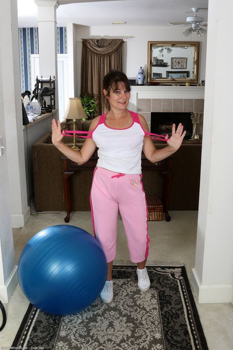 سمين للهواة MILF SHERRY LEE وتنشر بوسها المشعر
