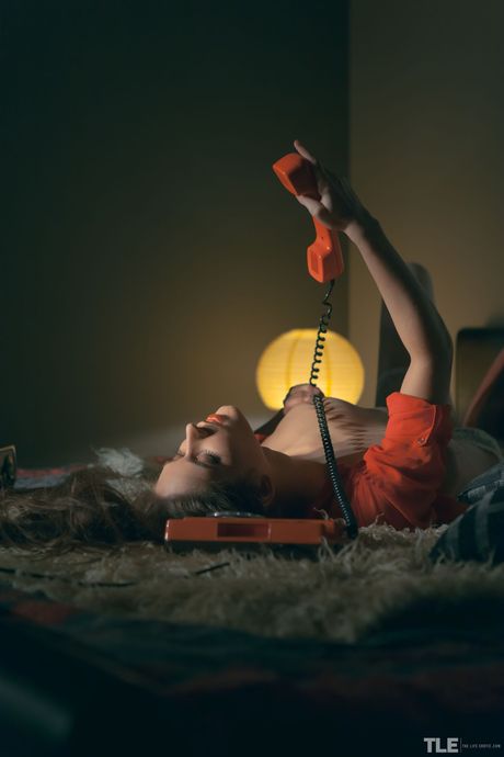 Emily J jest w stanie podniecenia seksualnego, gdy masturbuje się na łóżku
