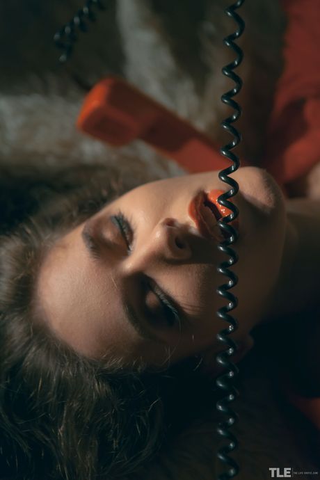 Emily J er i en tilstand av seksuell opphisselse mens hun onanerer på sengen
