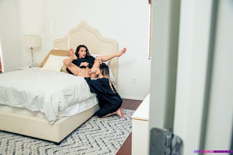 아시아 십대 히메 마리, 룰루 추가 남자와 쓰리섬을 벌입니다.
