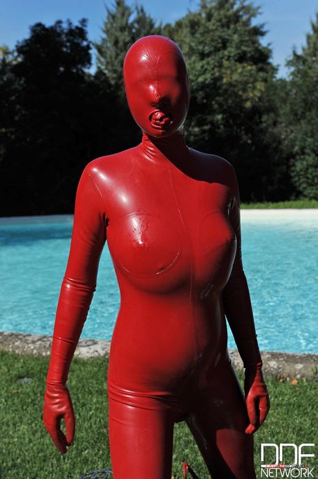 Busty German Babe Sandy K. onanerar med en dildo i en trädgård
