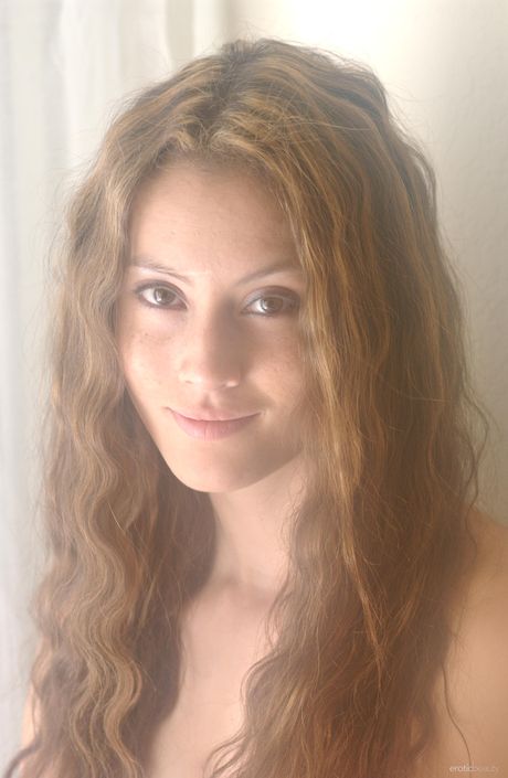 마른 십대 재시는 작은 가슴을 드러내고 솔로에서 모든 것을 드러냅니다.
