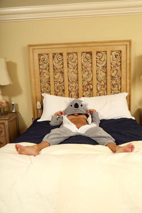 Slim amateur teen babe with nice tits fingering her pussy