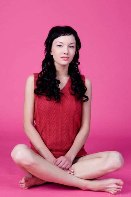 Unga brunetten Loreen A tar allt djärvt
