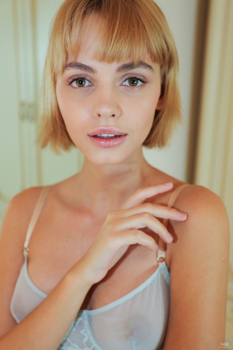 Cute teen Ariela shows her curvy ass and poses in a solo