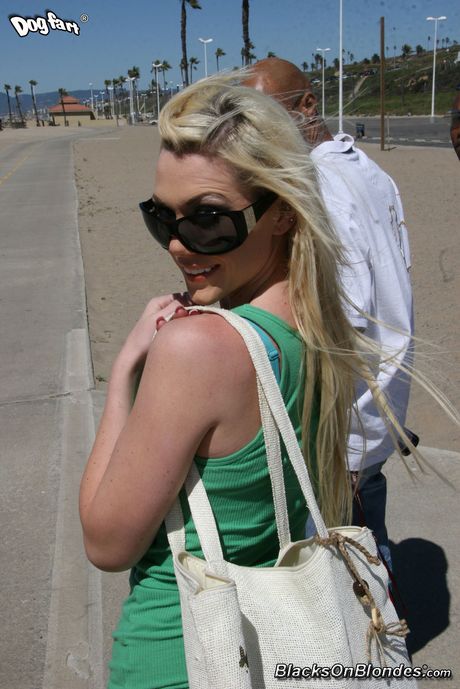 Blonde Chick Samantha Sin viene gangbanging da uomini neri su un divano
