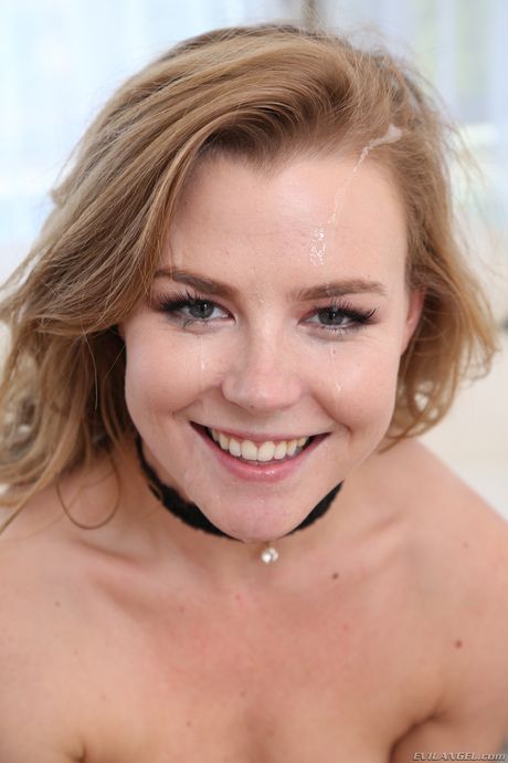 娇小的金发女郎妮可-克莱特曼的屁股被大鸡巴操得生疼