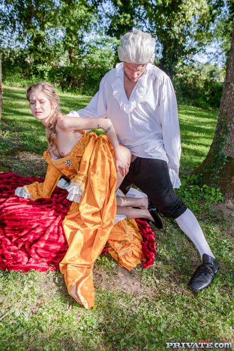 La adolescente húngara Tiffany Tatum le perforan el coño al aire libre
