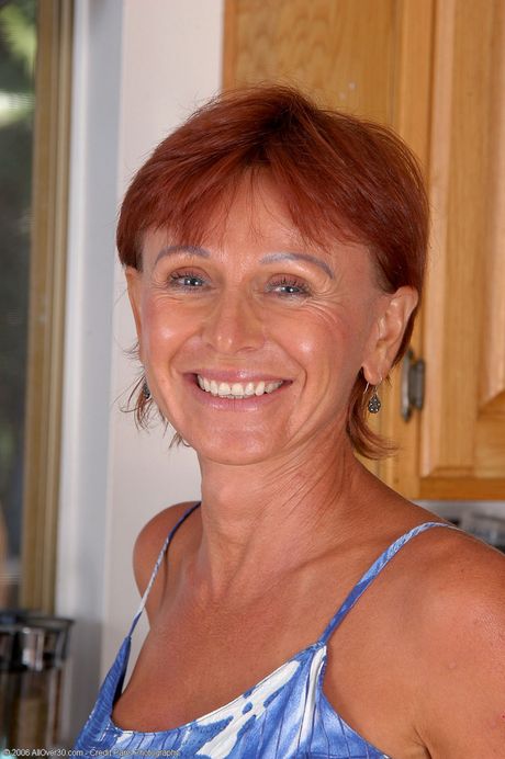 Dona de casa madura Kate tira e lava sua bunda grande no chuveiro
