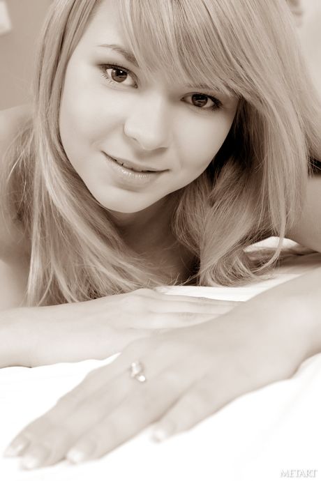 ロシアの美女、パロマ・Bが全裸で優雅なモデルを披露
