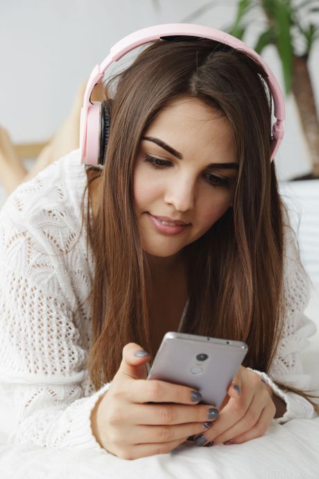 Alise Moreno se desnuda y revela sus grandes tetas y coño afeitado
