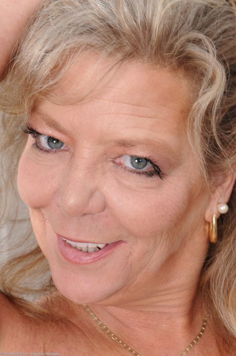 胖乎乎的成熟 Karen Summer 在户外展示她的大屁股和阴部
