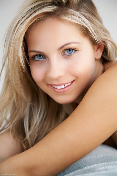 Brunette chick Jenni shows off her naked body without hesitation