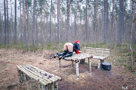 Delicate Teen Ferggy wordt geslagen met een schakelaar in de wildernis
