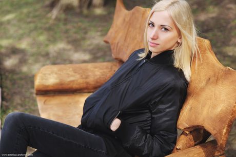 Slanke tiener Anna Lee wordt naakt in de badkamer voordat u douchen
