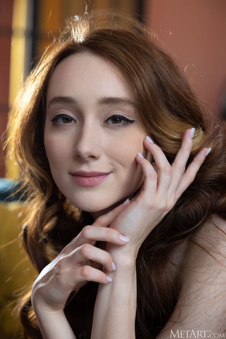 Adolescente adorable Alice Mido se quita lencería y bragas para posar desnudas
