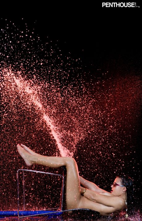 Sexy Latina Krista Ayne strips en onthult haar lichaam in een zonnebril
