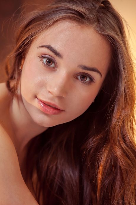 يزيل المسيح في سن المراهقة البريئة بيكينيًا أبيض ليصبح عارياً في غرفة نومها
