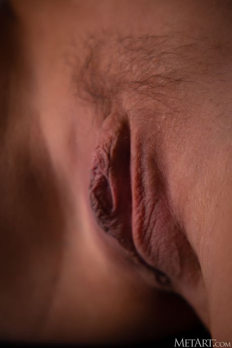 Met Art: La bellezza russa Alice Kelly si toglie la lingerie e posa nuda