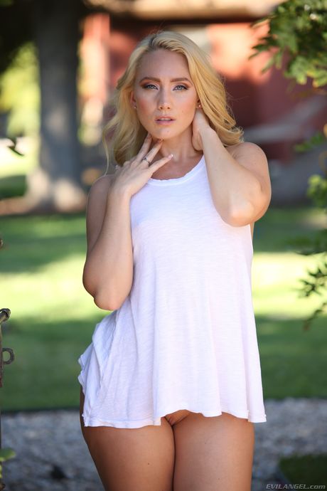 Pornstar blonde AJ Applegate montre ses gros seins naturels et ses cul à l