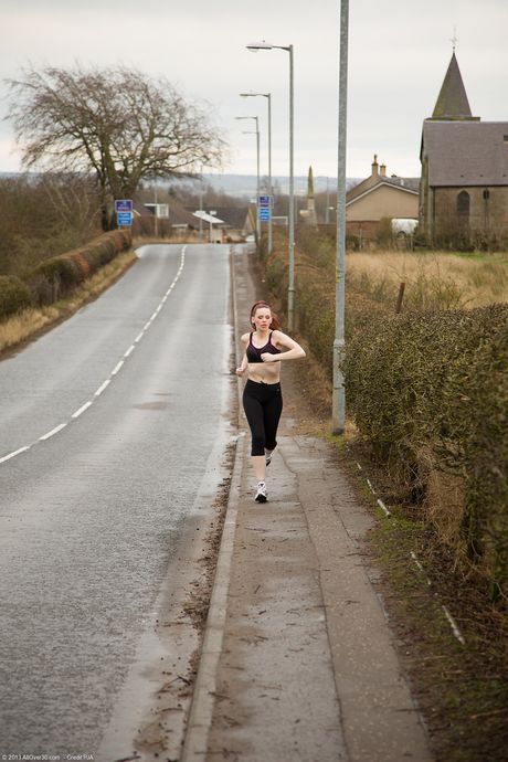 Mystique quente mística tira e mostra seu arbusto enquanto faz ioga ao ar livre
