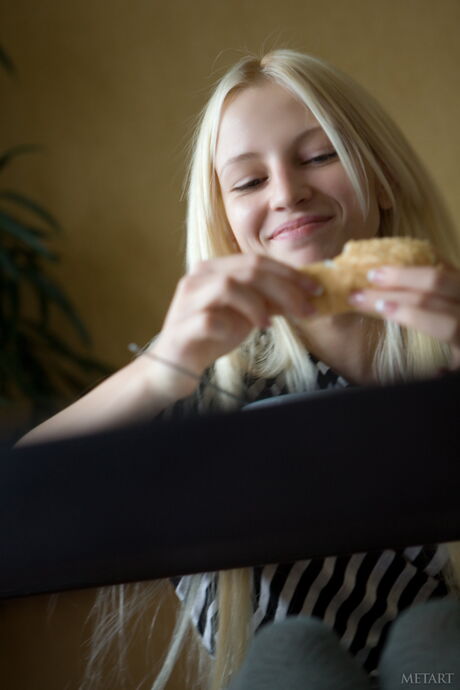 Ragazza bionda alysha a rimuove il collant per posare nuda
