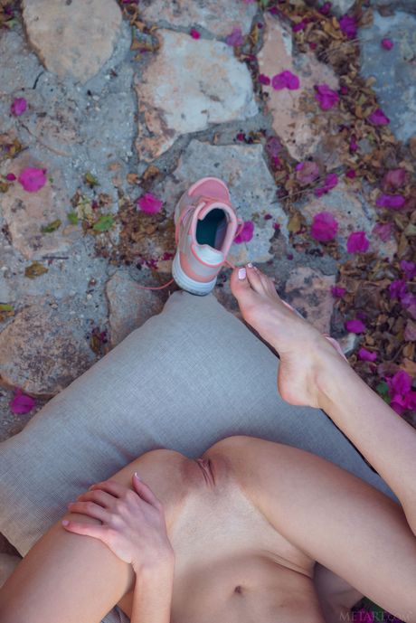 Precioso Teen Lea Rose tira tudo em um conjunto de escadas
