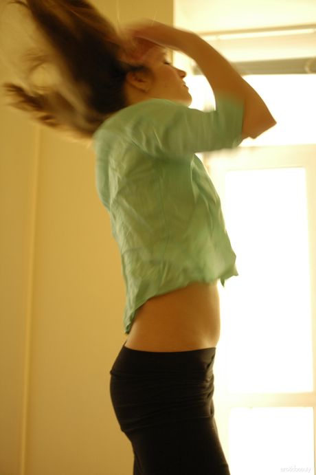 Netter Teenager Yana B streift ihr schwarzes Kleid und posiert nackt in einem Solo
