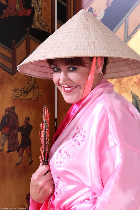 Mature BBW Shauna shows off her big ass & her holes in a solo