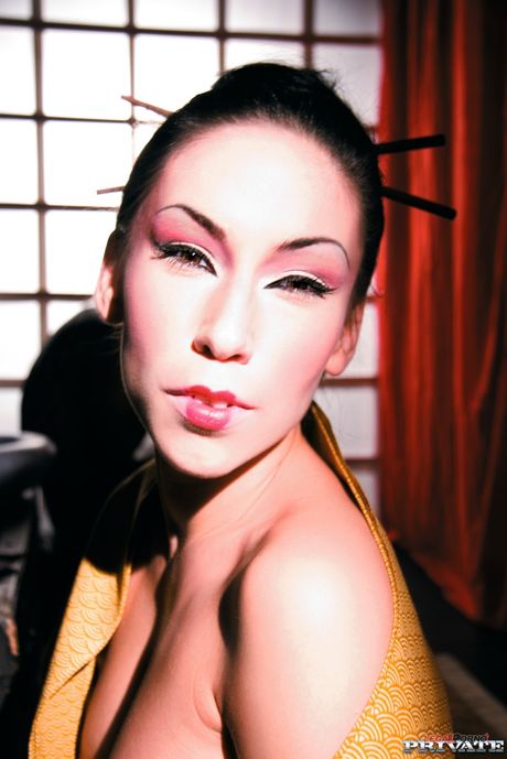 Hongaarse pornoster Mya Diamond krijgt haar grote tieten en kont geneukt door een zwarte kerel
