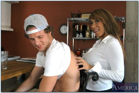 Busty Asian Cougar Ava Devine förför och slår sina söner vän
