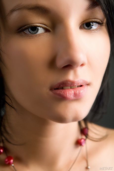 تزيل Loreen الجميلة في سن المراهقة أزل سراويلها الداخلية للتصميم في العارية
