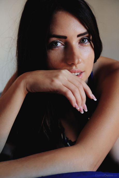 Innocent teen Niemira shows her big tits and ass while posing nude