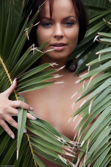 Sexy brunette Zelda demonstrates her big tits and shaved pussy in the nude