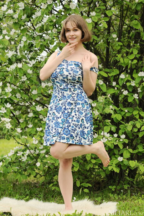 黑发少女奥瑞莉娅-卢（Aurelia Lu）在花园中展示她的大奶子和火辣屁股
