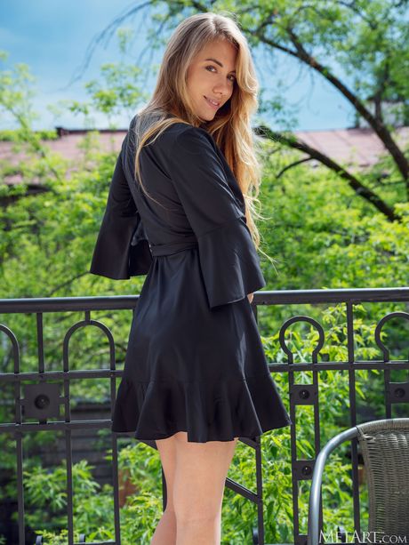 사랑스러운 십대 랴나가 자신있게 발코니에서 누드를합니다.
