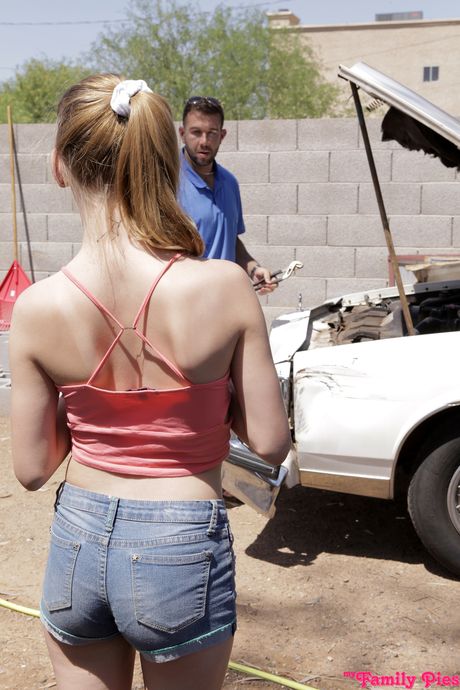 キュートなティーン、クロエ・チェリー＆クラウディア・モネが3Sで巨根を披露
