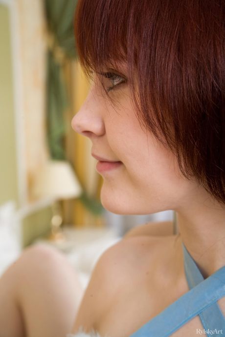 Unge rødhårede anelie fjerner en bh og trusser, der er indstillet til at udgøre nøgen
