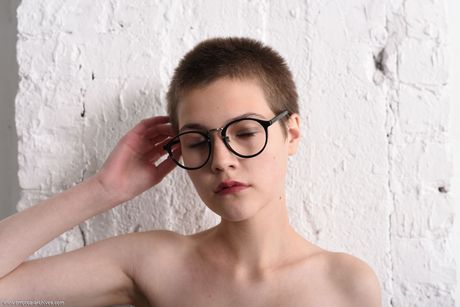 Naked Teen Jerricka visar sina små bröst och rakad fitta
