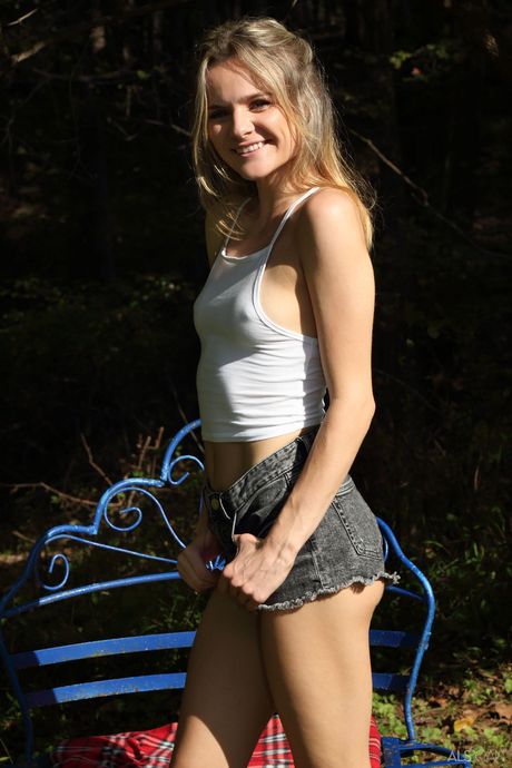 Blonde amateur Addee Kate gets her pussy fisted and her feet licked