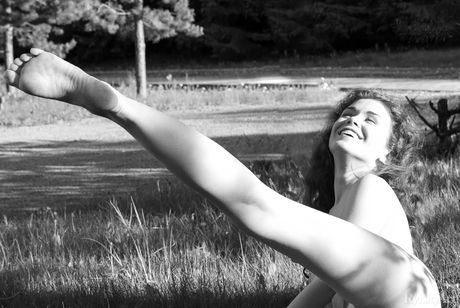 金发女郎埃斯特尔在摄影棚内展示美丽身姿并摆出裸体姿势
