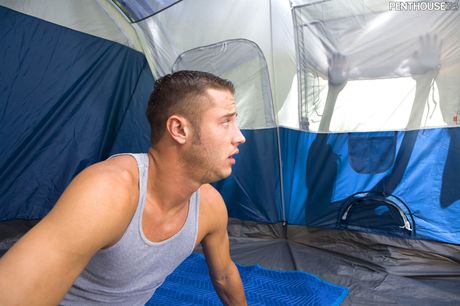 Krótka Latina Adriana Kelly zostaje lizana cipka i kutasa w lesie
