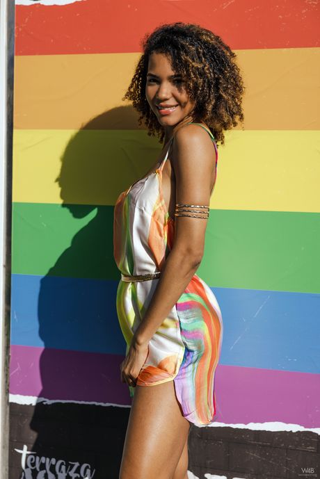 Sexy Latina Abril viser frem sin varme kropp mens hun poserer i offentligheten
