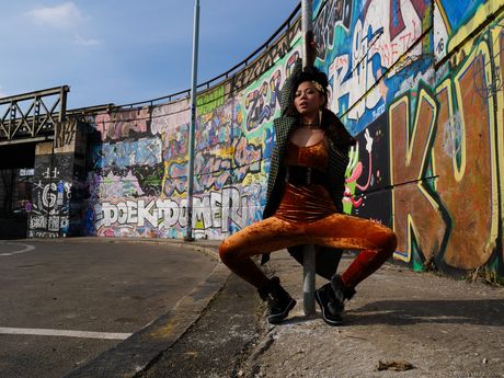 娇小的亚洲艳星 Jureka Del Mar 被大鸡巴插进屁眼
