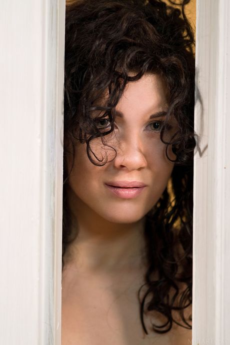 Gia Ren mostra sua figura esbelta e posa nos calcanhares dela
