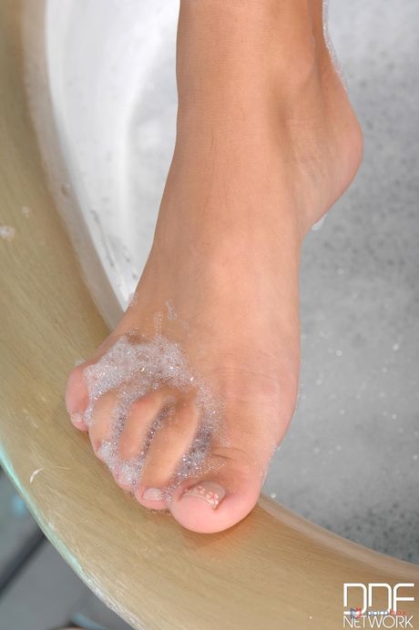 キャンディとサーシャ・ローズがバスタブで裸になって足フェチを楽しむ。
