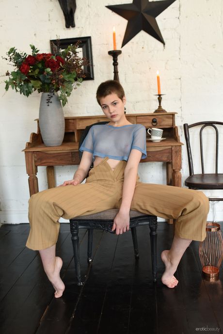 Der schlanke Teene Jerricka demonstriert ihre kleinen Titten und Posen nackt
