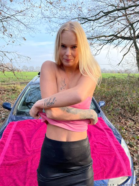 Bionda magra Ariela Donovan Strisce nuda all