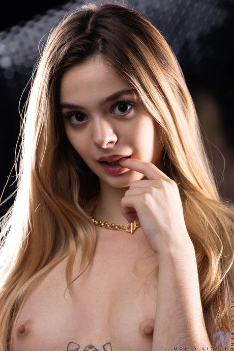 Slim young girl Molly Little strips off her bikini before masturbating